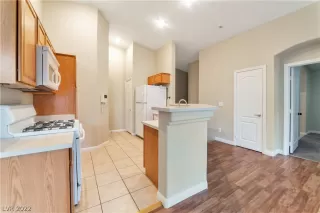 Photo #5: 2451930 Listing