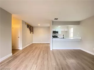 Photo #4: 2451990 Listing