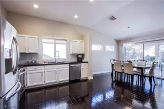 Photo #5: 2452309 Listing