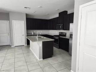 Photo #5: 2452708 Listing 