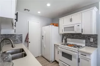 Photo #5: 2453485 Listing