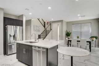 Photo #4: 2453860 Listing