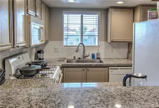 Photo #3: 2454061 Listing