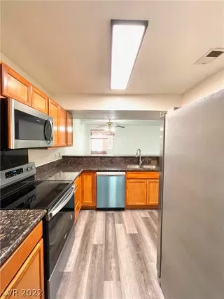 Photo #5: 2454852 Listing 