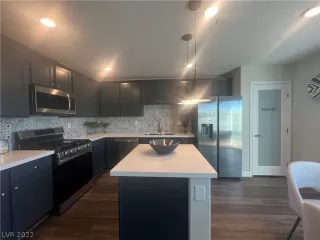 Photo #5: 2454988 Listing 