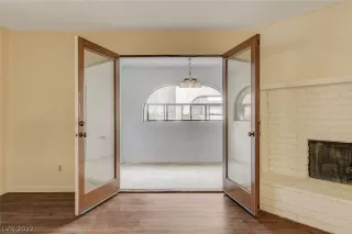 Photo #4: 2455092 Listing