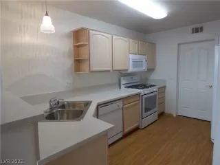 Photo #5: 2455183 Listing 