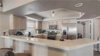 Photo #5: 2455586 Listing