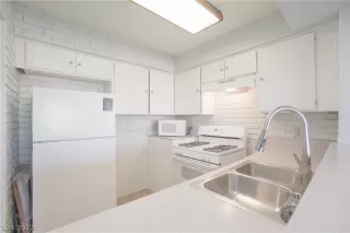 Photo #5: 2455977 Listing 