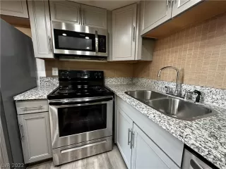 Photo #3: 2456498 Listing 