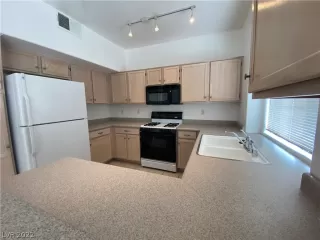 Photo #5: 2457303 Listing 