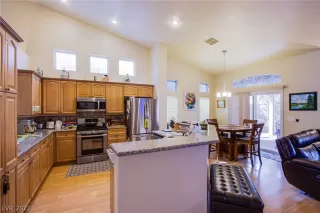 Photo #5: 2457586 Listing