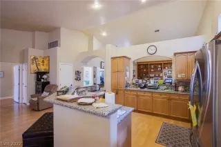 Photo #6: 2457586 Listing