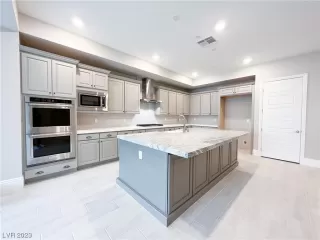 Photo #5: 2457749 Listing