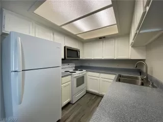 Photo #5: 2457800 Listing 