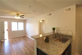 Photo #4: 2457998 Listing