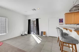 Photo #4: 2458882 Listing