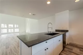 Photo #4: 2458908 Listing 