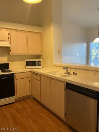 Photo #4: 2458940 Listing 