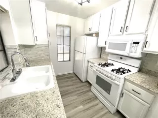 Photo #5: 2459203 Listing