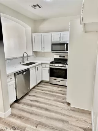 Photo #5: 2459443 Listing 
