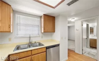 Photo #4: 2459643 Listing 