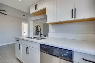 Photo #5: 2459699 Listing