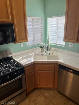 Photo #5: 2459835 Listing