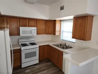 Photo #5: 2459912 Listing 