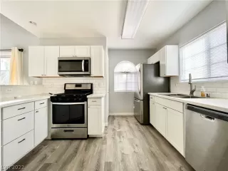 Photo #5: 2459924 Listing 