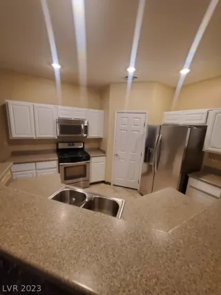 Photo #3: 2459938 Listing 