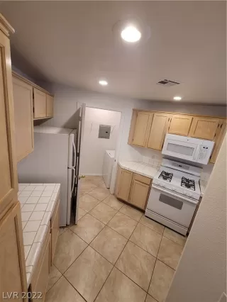 Photo #6: 2460214 Listing 