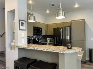 Photo #2: 2460313 Listing 