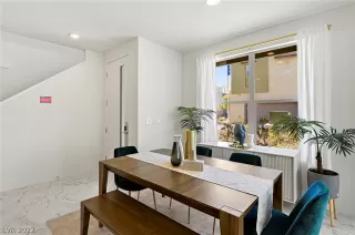 Photo #5: 2460415 Listing