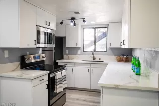 Photo #2: 2460441 Listing 