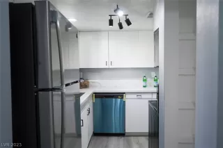 Photo #5: 2460441 Listing 