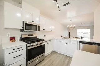 Photo #6: 2460556 Listing