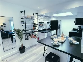 Photo #5: 2460587 Listing 