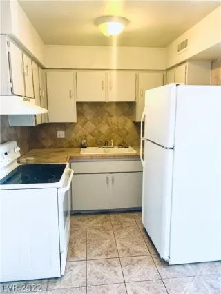 Photo #3: 2460694 Listing