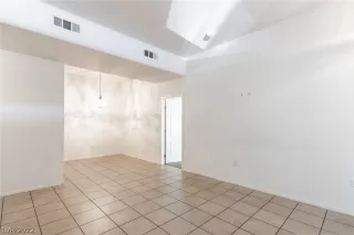 Photo #4: 2460728 Listing