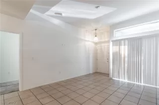 Photo #5: 2460728 Listing