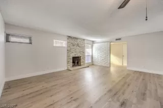 Photo #5: 2460762 Listing 