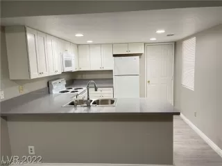 Photo #4: 2460801 Listing