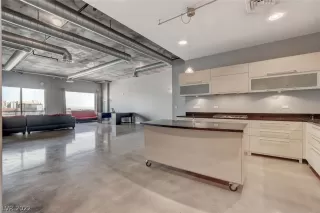 Photo #4: 2460868 Listing