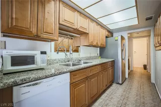 Photo #5: 2460898 Listing 