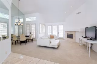 Photo #3: 2461141 Listing