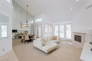 Photo #4: 2461141 Listing