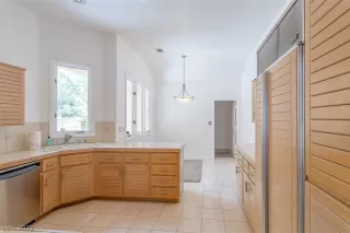 Photo #5: 2461141 Listing