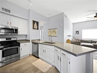 Photo #4: 2461143 Listing