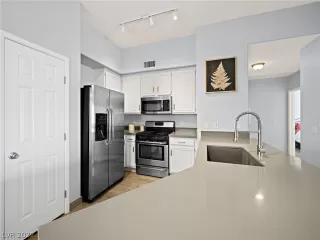 Photo #5: 2461143 Listing